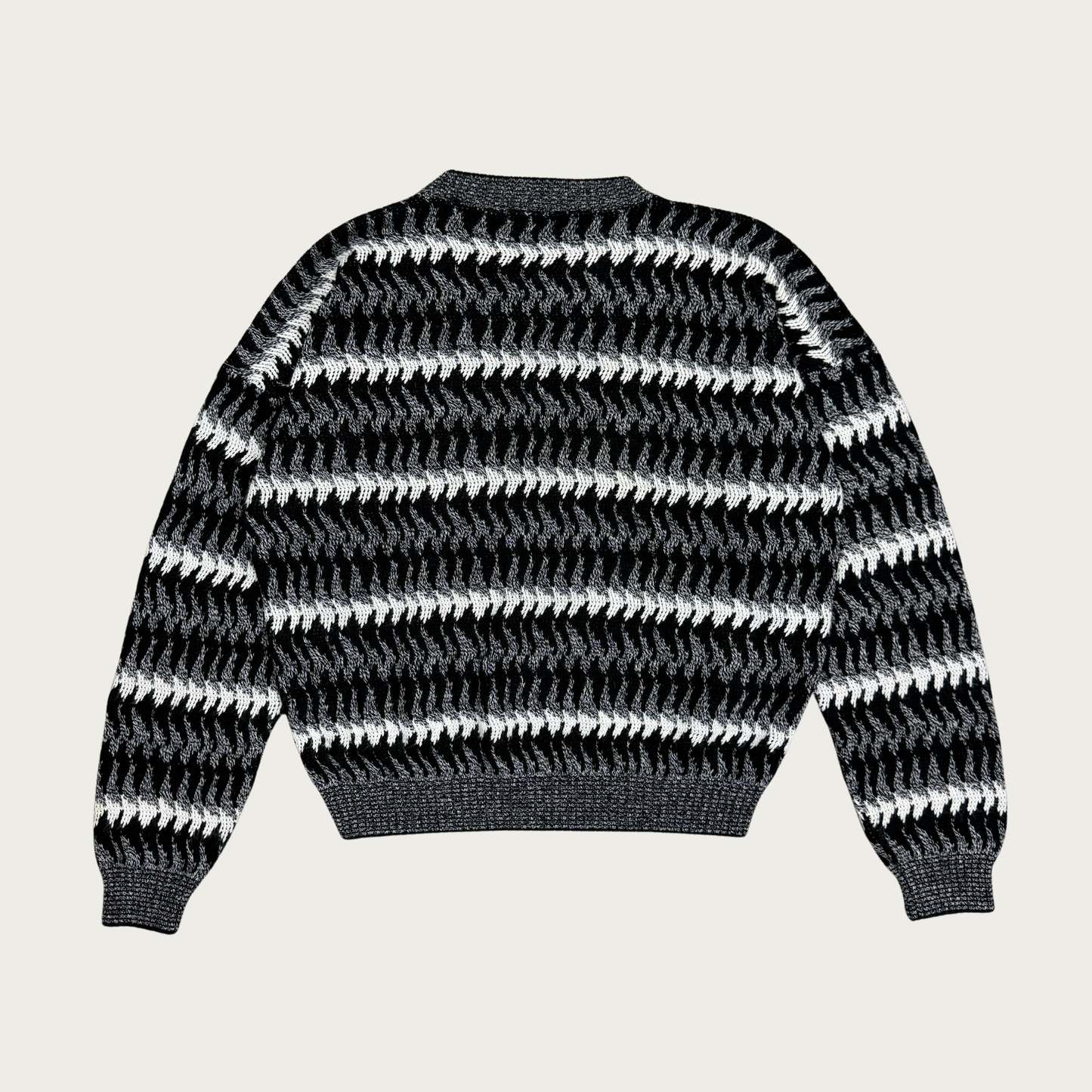 (L) Monochrome Wave Pattern Sweater